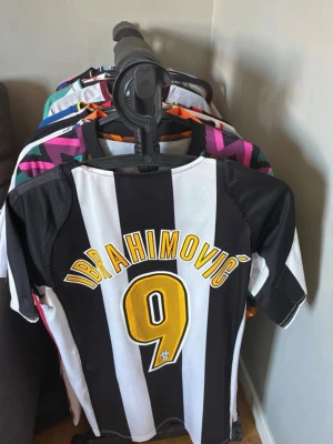 Juventus hemmatröja 04/05 Zlatan Ibrahimovic # - Juventus hemmatröja 04/05 Zlatan Ibrahimovic #9  Jättefin tröja i bra skick förutom att en liten tråd släppt på vänsterarmen som syns i sista bilden  därför det billiga priset  OBS FINNS UTE PÅ FLER SIDOR ÖNSKAS FLER BILDER ELLER OM MAN HAR FRÅGOR SÅ ÄR DET BARA ATT SKRIVA  INNAN MAN TRYCKER KÖP SKRIV FÖRST SÅ DEN INTE REDAN ÄR SÅLD