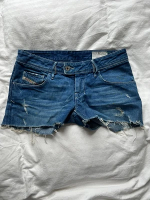 Lågmidjade jeansshorts - Så snygga Lågmidjade jeansshorts från diesel! De har några få gula fläckar på sig (tror de är målarfärg) som var där när jag köpte de second hand, men inget man tänker på. Skriv gärna vid frågor❣️