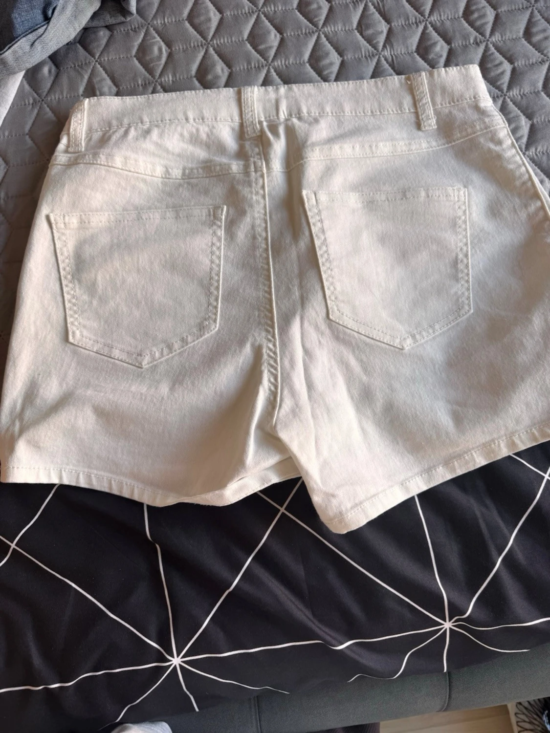 Vita shorts med dragkedjor från Ellos - 1