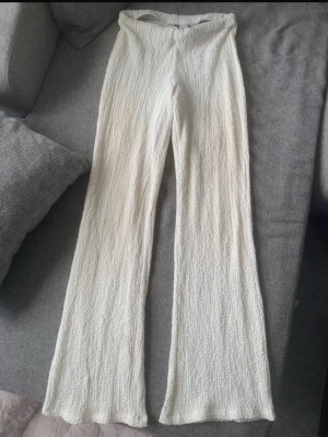 Vita byxor  - Säljer ett par vita stretchiga byxor, vit beige 
