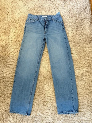 Ljusblå raka jeans från Bershka - Säljer ett par ljusblå jeansmed klassisk rak passform och femficksdesign. Jeansen är tillverkade i bomull. Från bershka!