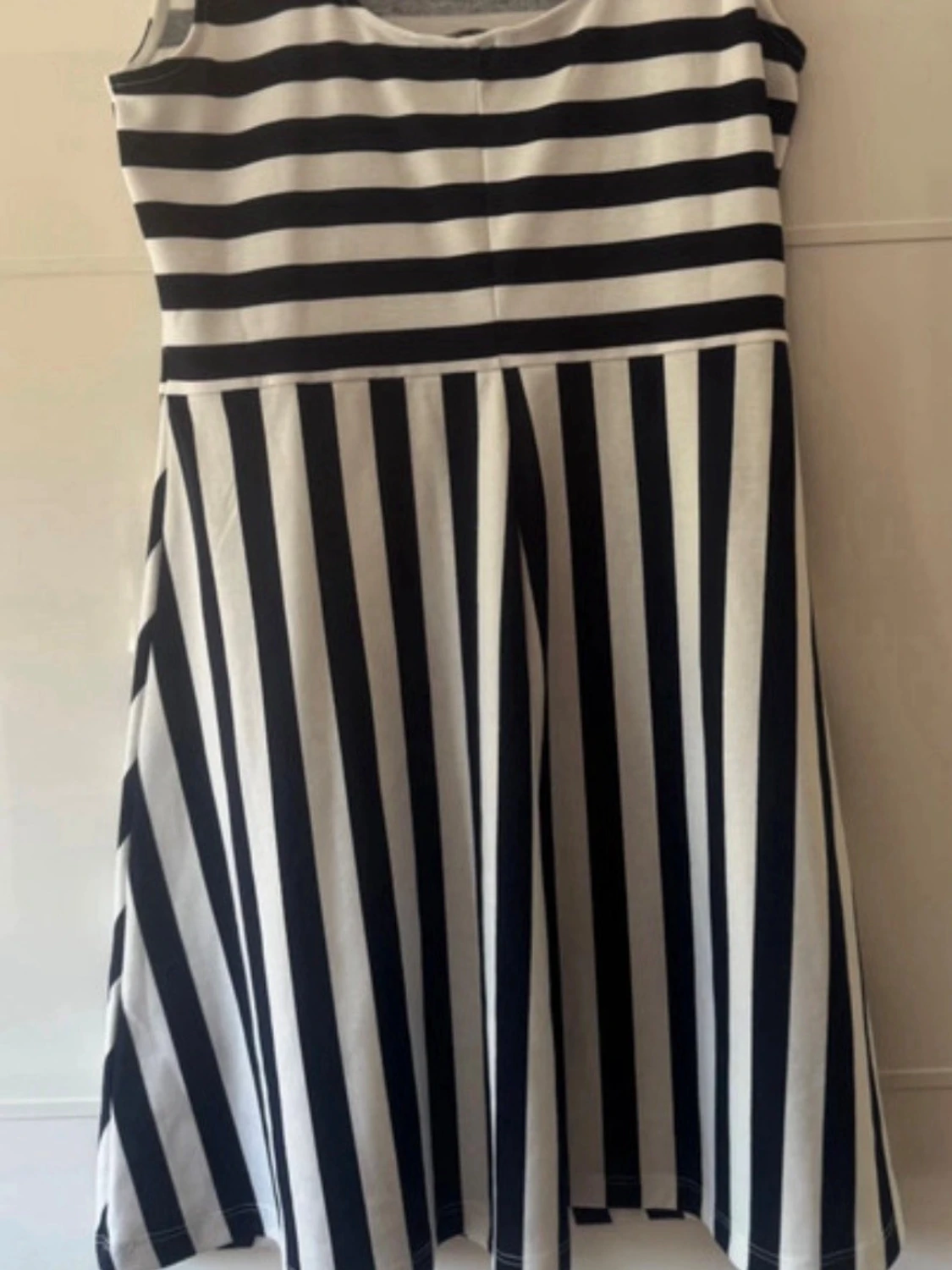 Randig kort klänning med korsade band - 2