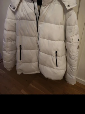 Moncler Maya. Strl 2. - Moncler Maya. Storlek 2 vilket motsvarar Small och Medium. Jackan är perfekt skick förutom att den är något lätt smutsig på armen. Men de går självklart att tvätta.