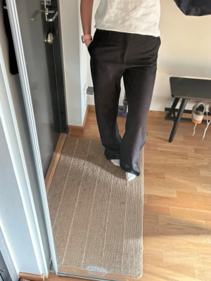 Kostymbyxor från Stradiavrius  - Supersnygga kostymbyxor från Stradivarius. De är mer åt de lite pösigare hållet. Använda 1 gång. Skärp tillkommer. Storlek 38. Slutsålda