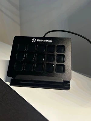 Elgato Stream Deck med 15 knappar - Stream Deck från Elgato med 15 programmerbara knappar, perfekt för att styra program och funktioner på datorn. Svart, kompakt och stilren design i plast med USB-anslutning. Passar för streaming, gaming och produktivitet.                                                                       ———————————————————har en elgato hd60 x capture card för console och pris om det kan diskuteras.