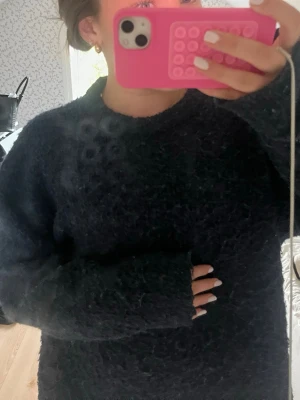 Mörkblå stickad tröja i M - Mysig stickad tröja från Cubus i M, ser nopprig ut men de är modellen! As skön!!
