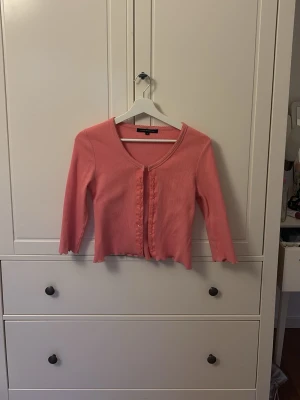 Kofta - Jättesöt korall kofta från the Millenium magic i storlek A men passar även xs