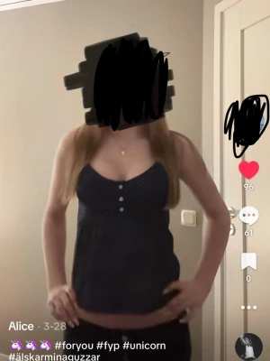 Mörkblå prickig linnetopp - Snygg mörkblå linnetopp med små vita prickar och smala axelband. Toppen har v-ringning och dekorativa knappar framtill. Perfekt för varma dagar och enkel att matcha med jeans eller kjol. Passar både XS och S.