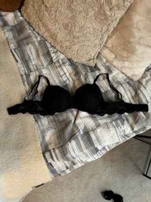 Spets BH - Superfin spets bh från Cubus, lappen är inte kvar men nästan helt säker på att den i storlek 70B. Endast använd fåtal gånger, pris kan diskuteras vid snabbt köp