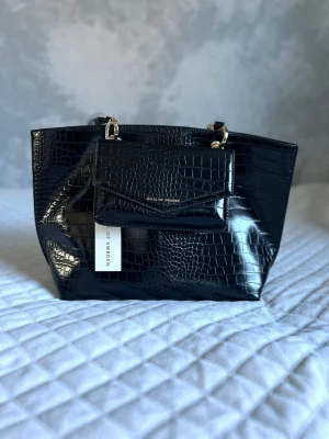 Ideal of Sweden väska nyskick Mini tulip chain tote - Helt ny med lapp kvar! Aldrig hunnit använda den  Nypris: 1500:-  Mindre fack på utsidan som går att ta av  Går inte att köpa längre   PS: Kolla in mina andra annonser, upp till 20% rabatt vid köp av flera artiklar och priset går nästan alltid att diskutera!🩷 Skickar oftast inom 24 timmar! 💌