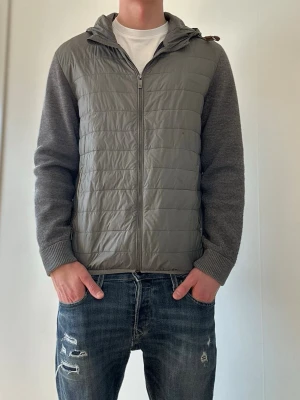 Massimo Dutti Cardigan - Tja 👋! Säljer denna feta Massimo Dutti cardigan i storlek L men sitter som M eller stor S. Jag har själv M/S och passar mig bra. Tyvärr små hål på framsidan och en lagning på baksidan (se sista 2 bilderna), dvs lägre pris. Färgen är grå men går mot olivgrön. Annars jätteskön och perfekt till våren. Släng iväg pm så kan pris diskuteras! 