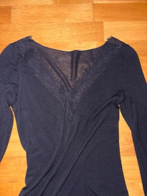 Intimissimi spets cashmere tröja - Jätte fin i storlek S. Har ett litet hål i armhålan som inte syns när man har på sig den.