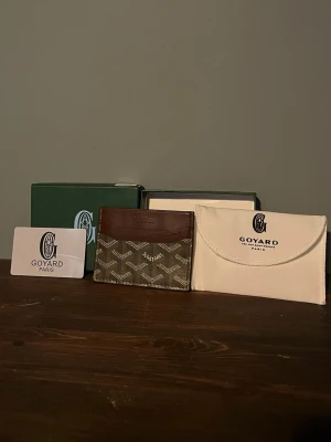 Korthållare go4yard - Stilren korthållare med plats till 4-5 kort beroende på om man vill ha kontanter i, Hör av er vid intresse, MVH Noel 