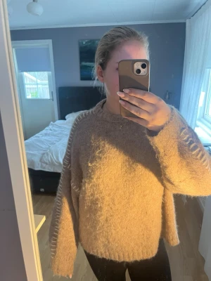 Beige fluffig stickad tröja - Mysig beige stickad tröja med oversized passform, köpt på Only. Använd ett fåtal gånger💗💗
