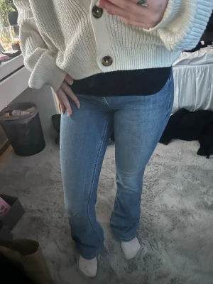 Blå bootcut jeans - Säljer ett par ljusblå bootcut jeans🥰