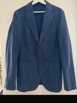 Lättare mörkblå kavaj - Snygg blå kavaj i slim fit. Storlek S/48. Hör av er vid frågor. Priset är diskuterbart 