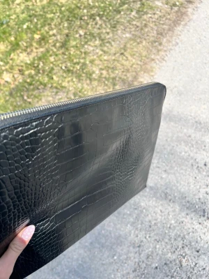  datafodral  -  jättefint datafodral knappt använt från Åhléns, Får plats med både dator och iPad och böcker och pennskrin💖