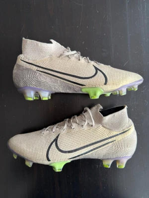 Nike Mercurial Superfly 7 Fotbollsskor - Nike Mercurial Superfly 7 fotbollsskor. Storlek 42. Mycket bra skick, inga skador och helt intakta, se bilder, jätte fina! Dobbarna bra också. Bara skorna finns⚽️