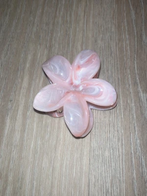 Hårklämma - 💗Hårklämma  i blomform🌸Lite svårare o klämma men den är fungerande💫 