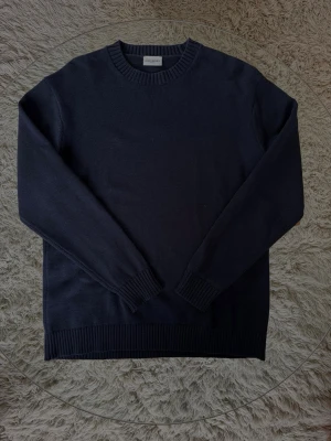 John Henric Tröja - Trendig tröja från John Henric. Nyskick  Skick: 9/10, som ny.  Storlek: S, kan upplevas som stor Mått:  •Axel-Axel: 46cm •Längd mätt från axeln: 61cm  Pris: 499kr  Hör av dig vid funderingar, skambud undanbedes.