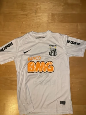 Santos fotbolls tröja  - Säljer en ny santos tröja med Neymar på ryggen. Nummer 11 o är den hans tid i santos