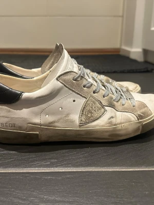 Philippe Model vita låga sneakers - Säljer ett par vita sneakers från Philippe Model, knappt använda. Inga skavanker alls 