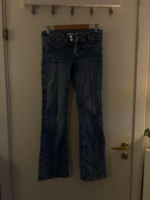 Bootcut jeans  - Bootcut jeans med söm på framsidan. Hör av dig om du har några frågor! 💗🫶🏼