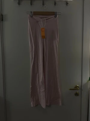 Yoga / tränings tajts - Bootcut tights i super gullig rosa färg. Aldrig använda. Hör av dig om du har några frågor! 💗🫶🏼