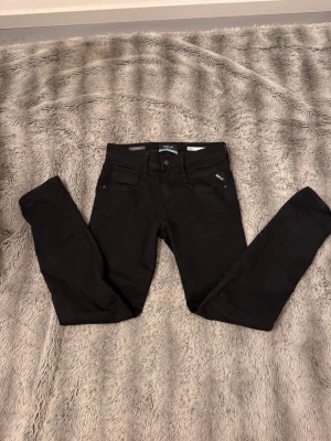 Replay jeans - Säljer dessa feta replay byxor för det inte riktigt är min stil. Storlek 27/32. Fet svart färg som passar med allt. Hör av er vid minsta lilla😃nypris 1600 