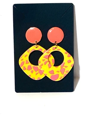 Färgglada örhängen  - Örhängen med rhomb formad länk i akryl som är gul med rosa mönster. Med runt platt örhänge i metall 