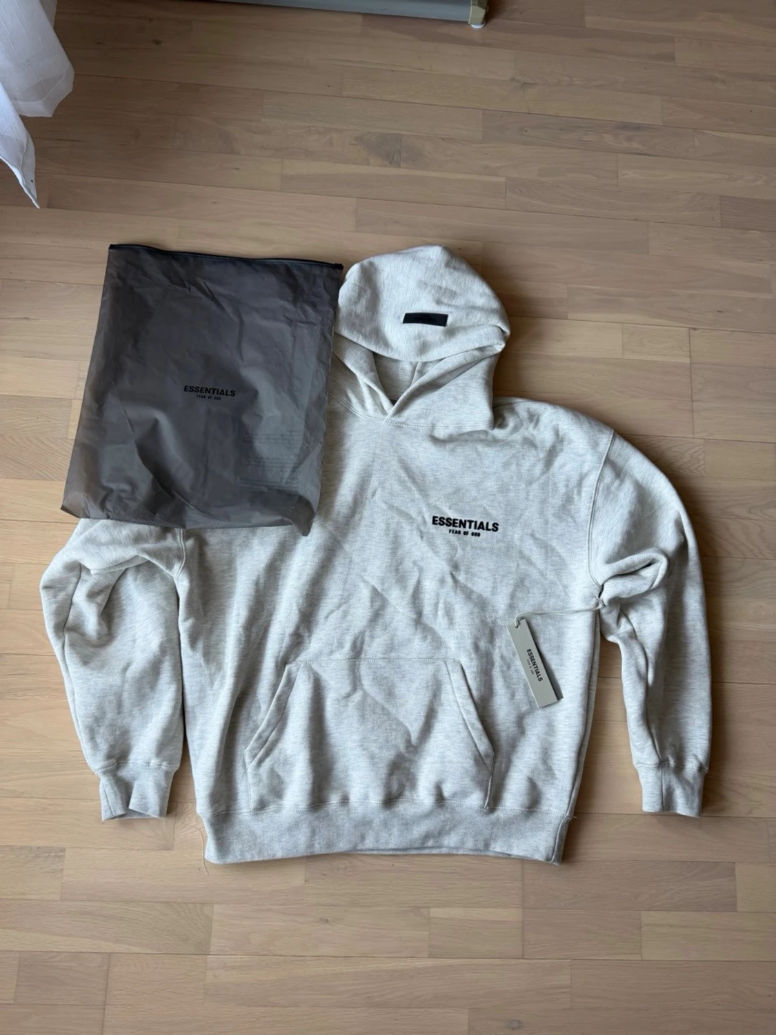 Grå Essentials Fear of God hoodie
