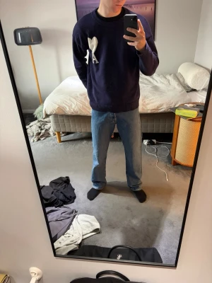 Blå RDD jeans  - Säljer ett par blå jeans från R.D.D med loose passform och normal midja. Jeansen är i princip helt nya då jag bara har använt de ett fåtal gånger. Jag är 181cm men tycker de sitter lite tajt i midjan för min smak. Hör av er vid intresse! 