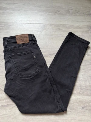 Svarta skinny jeans från Replay - Ett par riktigt goa svarta replay jeans i storlek W32 L32. Väldigt fint skick på buxorna utan några några defekter. Vid fundering är det bara att hojta till !