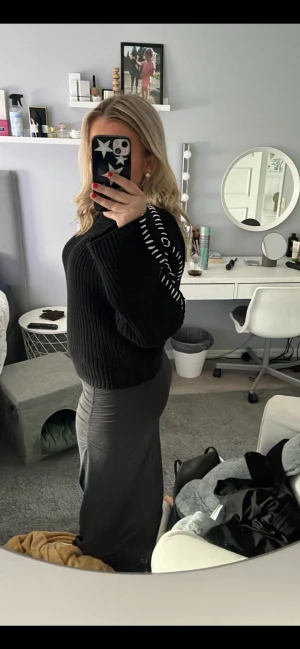 Mörkgrå långkjol  - Säljer en stilren mörkgrå långkjol. Kjolen har en rak passform som sitter snyggt över höfterna och faller rakt ner. Åtstramande över rumpan som gör att den framhäver fina former💕 Skriv om ni vill ha fler bilder och buda gärna!