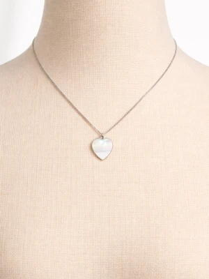Halsband med hjärthänge i pärlemor - Snyggt halsband med ett hjärtformat hänge i skimrande pärlemor på en tunn silverfärgad kedja. Perfekt accessoar för att lyfta din outfit med en elegant touch. Hjärtat har en mjuk, glansig yta som reflekterar ljuset fint.