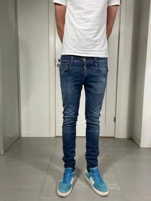 Replay Anbass Hyperflex Jeans - Säljer nu dessa Replay Anbass Hyperflex jeans, W28 o L32, skriv för fler bilder/frågor🙌🏼
