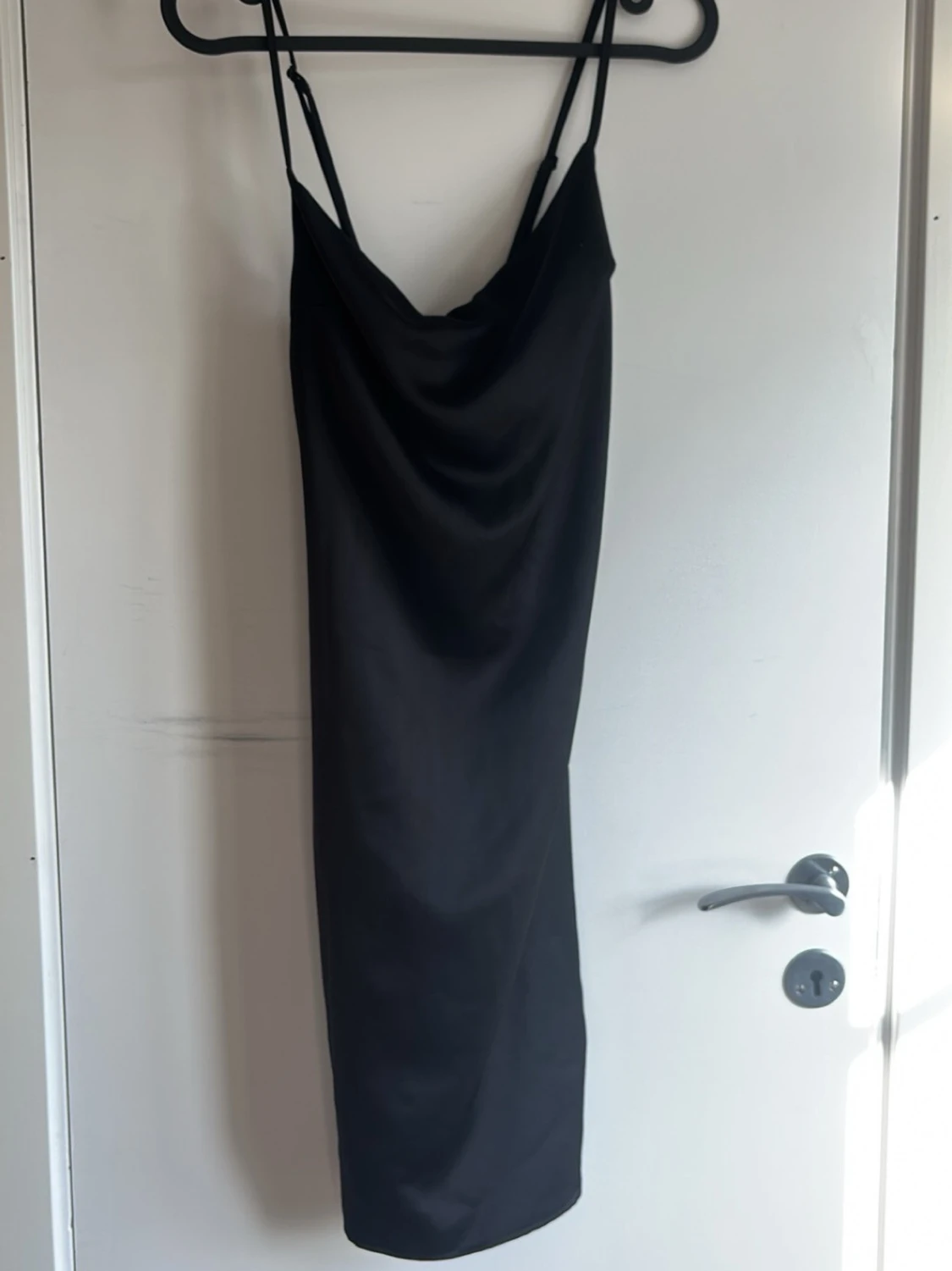 Svart satin klänning 