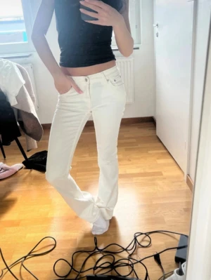 Lågmidjade jeans - Jätte fina lågmidjade jeans från lager 157. Aldrig använda!! Storlek xxs vanlig längd men passar även xs.