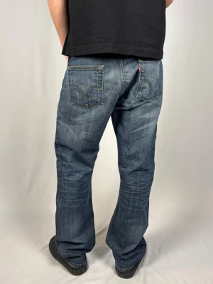 Levi's 506 Standard - Levi's Jeans | Modell: 506 Standard | Skick 9/10 mycket bra | Nypris ca 2500kr | Mitt pris 899kr | Size: 34/32 | Modellen är 182cm och väger 67kg | Midja: 43cm | Ytterbenslängd: 105cm | Benöppning: 22cm | Lår: 29cm | Kom gärna pm vid frågor eller funderingar |