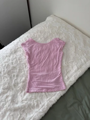 Ljusrosa sett i bomull från Ginatricot  - Säljer en ljusrosa sett i mjuk bomull med rund hals och korta ärmar. Toppen har en slim passform och är enkel men ändå söt, perfekt att matcha med jeans eller kjol. Inget synligt märke på plagget. Toppen är storlek xs ocg byxan xxs