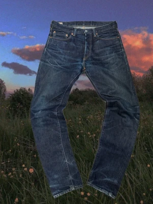 Momotaro salvedge jeans - Jeans som är otroligt snygga och coola, de har nu blivit försmå men dessa är helt perfekta och kommer aldrig gå sönder och kommer bara bli snyggare och snyggare. Mått: midja: 40cm längd: 106cm lår: 26cm benöppning: 17cm. Hör gärna av er vid mer frågor!!