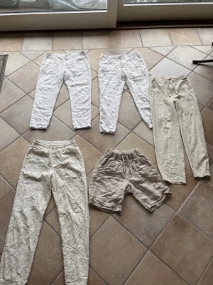 Linnebyxor i vitt och beige. Skicka privat för att köpa enstaka! - Hej, säljer för små linnebyxor samt linneshorts perfekta nu för sommaren. Har älskat dessa kläder och använt de mycket försiktigt. Kontakta mig för storlekar för varje produkt i sig, men overall passar kläderna 12-17 år. Alla kläder tillsammans går för 799 kr men kontakta mig för att köpa plagg enskilt. Bilder och pris skickas privat i mina dms.