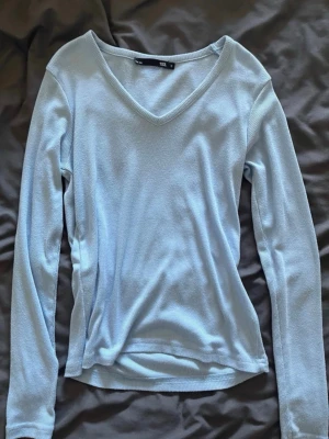 V ringad tröja - Blå V ringad tröja från Lager 157. Mycket bra skick. Storlek s köpt på Vinted 