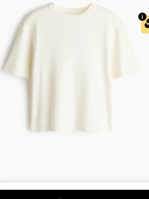 Vit basic t-shirt i bomull - En stilren vit t-shirt med rund hals och korta ärmar. Tillverkad i mjuk bomull för en skön känsla och enkel att matcha med allt. Perfekt för dig som gillar minimalistisk stil.