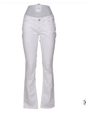 Vita jeans 28/34 - Super snygga vita jeans från Tommy Hilfiger denim. 28/34 passar bra i längd på mig som är 179! De är i en mer skinny boot. Köpte på Sellpy men aldrig använd, lappen kvar. Skriv för frågor eller bilder!💕
