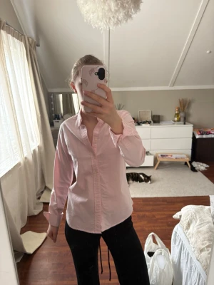 Rosa skjorta - Säljer min fina rosa skojrta, den är något figursydd.