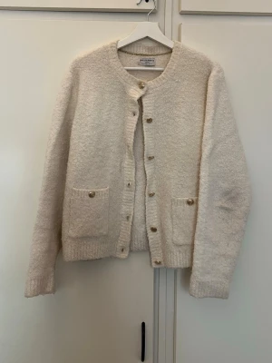 Stickad kofta - Säljer denna super fina koftan i storlek L. Köpt på Lindex! Använd ett fåtal gånger därav bra skick. 🥰