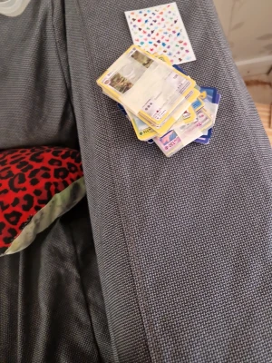 Bunt Pokémonkort och klistermärken - Säljer ett blandat gäng Pokémonkort i olika färger och motiv, samt ett ark med små färgglada klistermärken. Perfekt för dig som gillar att samla eller spela Pokémon. Kortleken innehåller flera olika karaktärer och typer.