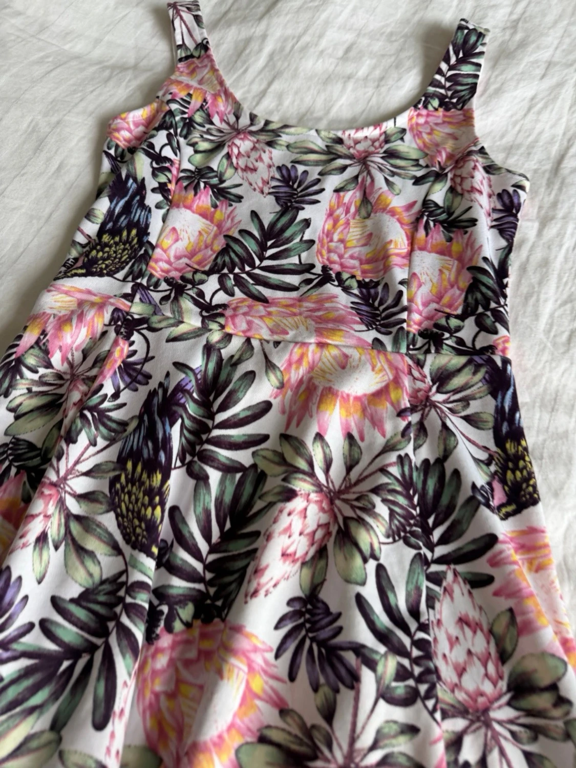 Blommig sommarklänning med axelband - 1