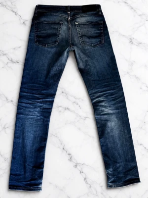 Vintage jeans - Säljer nu dessa riktigt feta Jack N Jones jeansen!🔥 De är I passformen straight slim. Jeansen har unika slitningar som ger dem en vintage look. Jeansen är i övrigt inga fel på och de har inga hål eller inget trasigt. Bara att höra av sig vid frågor eller bilder🙌🤝 